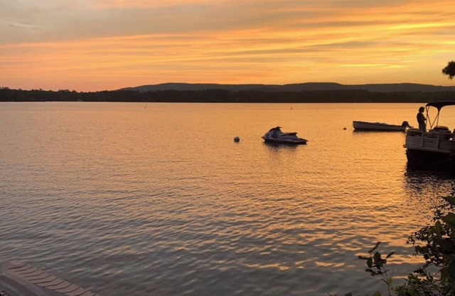 The perfect 3 bedroom lakeside camp on Great Pond!