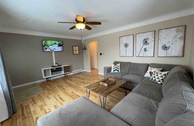 The Pinehouse - 1 mi to downtown/Czech Village!