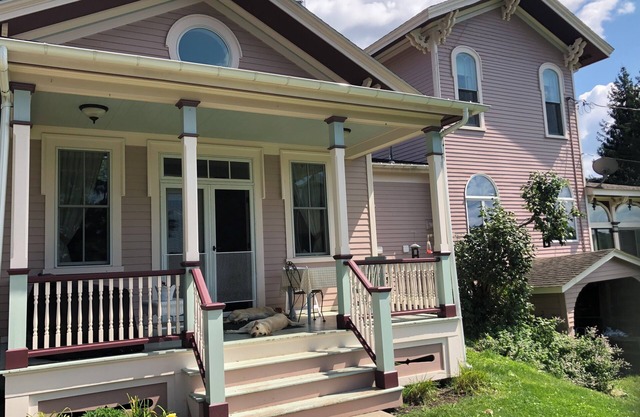 The Plum Bush Apartment: WNY Countryside- Wineries, Winter Cozy, Quiet Retreat