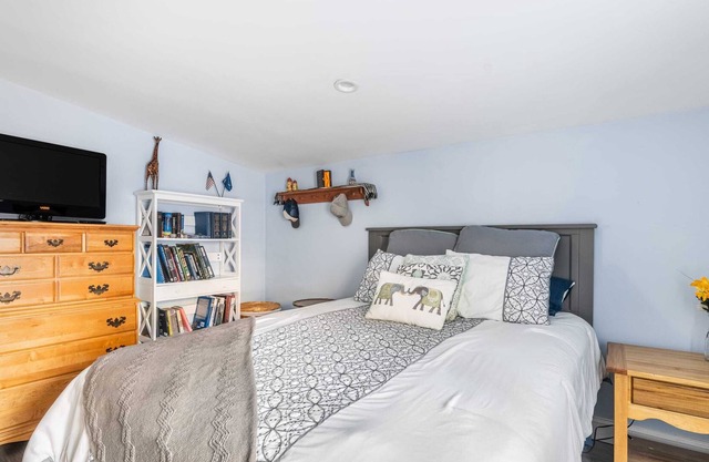 The Plymouth Cottage: 2BD/2BA