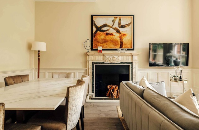The Portrait Chamber: Elegant 3BR in Knightsbridge
