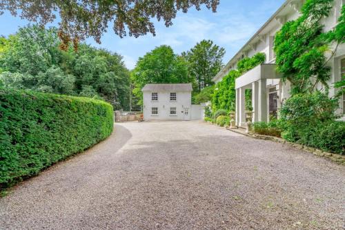 The Quail - Cowbridge Cottage with shared swimming pool
