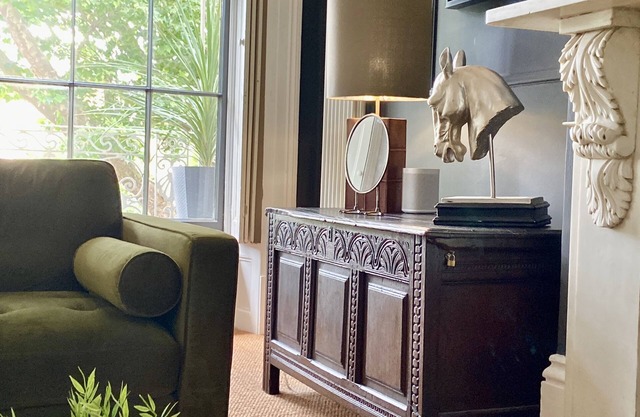 The Queens Apt stylish + Free Parking. Hop Skip & Jump to Restaurants