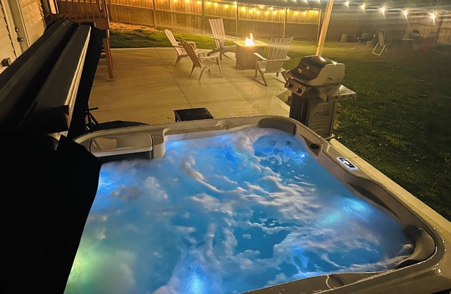 The Rainbow lodge-Game room,Huge backyard, pool table 2 miles downtown