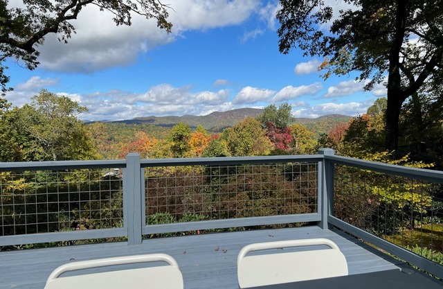 The Red House: Panoramic Views and Walk to Town