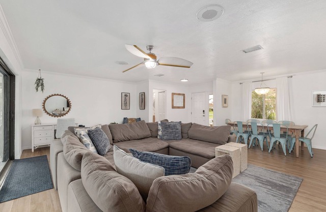 "The River House" Dock, Kayaks, Hot Tub + so much more