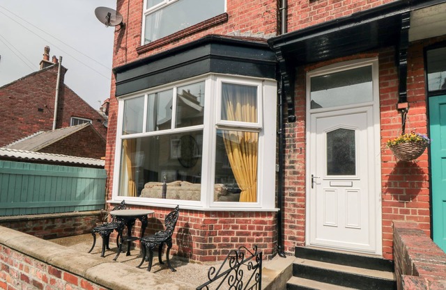 THE ROBINS, pet friendly, country holiday cottage in Filey