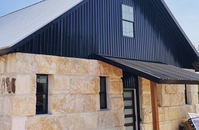 The Rock Stack: Ruggedly luxurious 3 bedroom, 3 bathroom on the Llano River