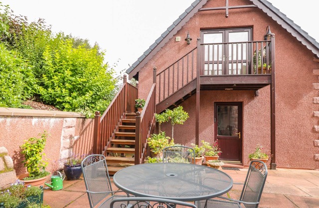 THE ROOFSPACE AT BRAESIDE, romantic, luxury holiday cottage in Edzell