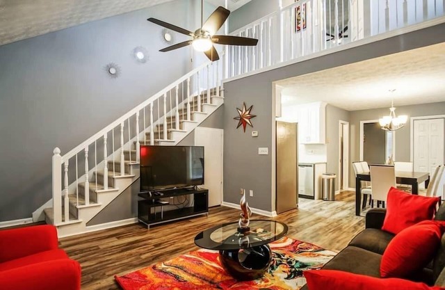 The Rosewood Townhouse - 10 mins to horse park!