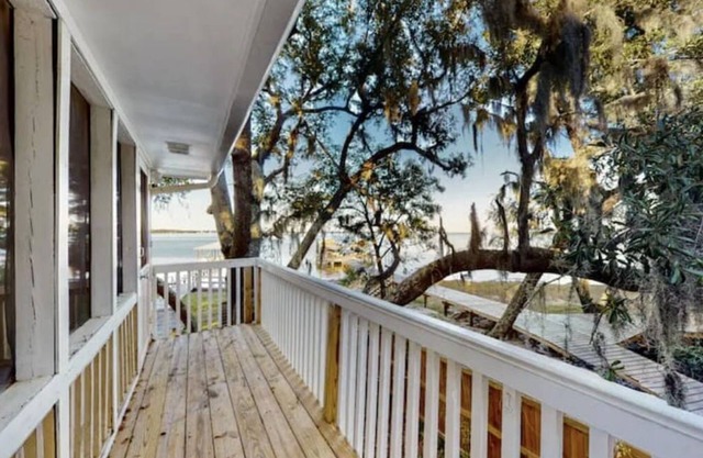 The Rune - Waterfront Home nprivate beach & boat slip, 3300sq ft, large yard