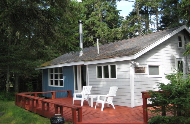The Sandpiper: A Cozy Beachfront Cottage with Spectacular Ocean Views