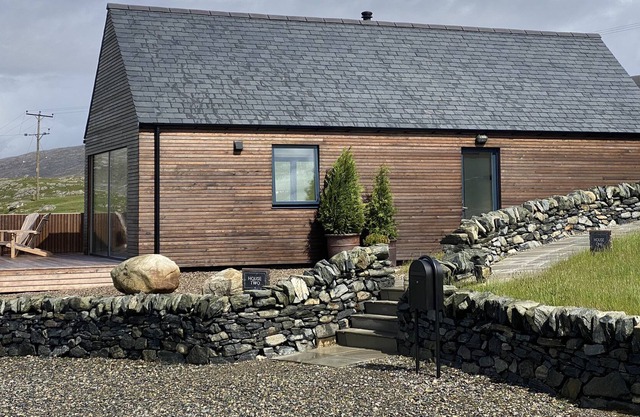 THE SHEEP STATION TWO, romantic, luxury holiday cottage in Leverburgh