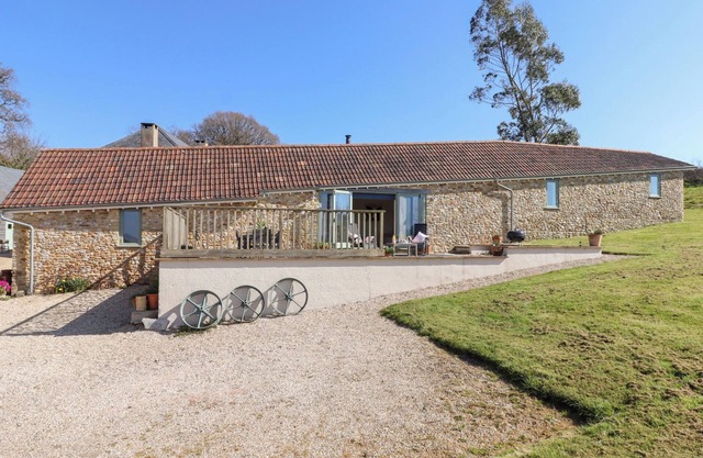 THE SHIPPON AT WYKE FARM, pet friendly, with open fire in Lyme Regis