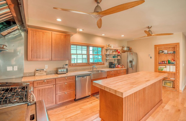 The Shrine-Charming 4-bedroom house in Bartlett with AC, WiFi - 9 Beds