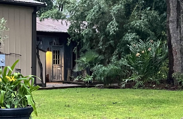 The Sleepy Shack - Private, Cozy Cottage for your next getaway!
