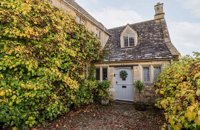 THE SMALL HOUSE, pet friendly, with open fire in Bourton-On-The-Water