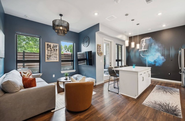 The Sound Wave on Music Row- Close to Broadway w Pool, Gym, Parking