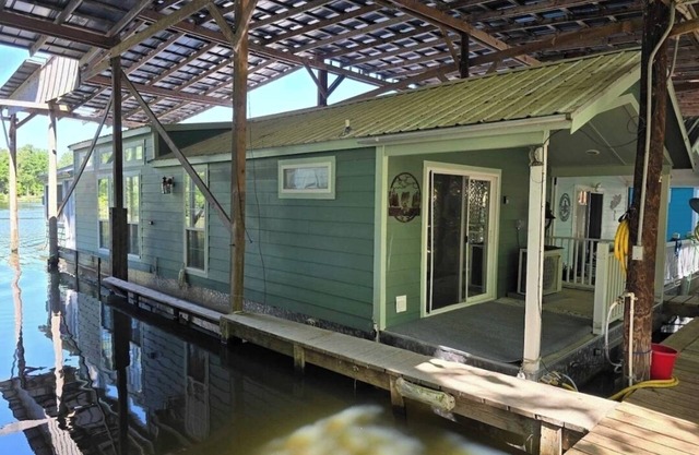The Southern Belle Houseboat (Located on Beautiful Lake Seminole)