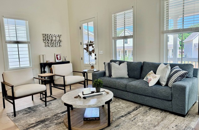 The Southern Charm - NEW, <1 mile to the square. 30+ day stays avail seasonally