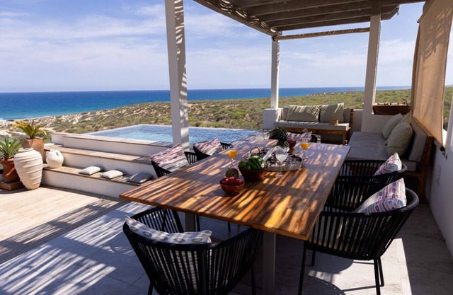 The Spacious Serenity Loft @ New Seaside Villa w/Infinity Pool,Spa, Beach & Surf