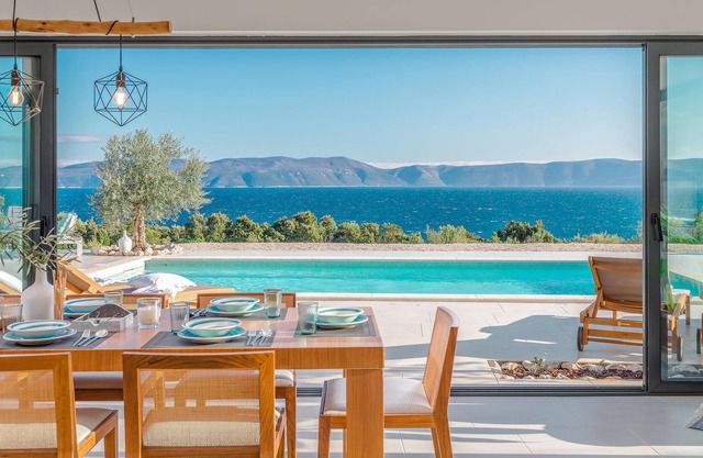 The special character of this vacation home with pool comes from its excellent location, offering be