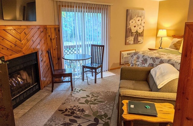 The Springbrook Inn - Forrest View Room (Hot Tub)