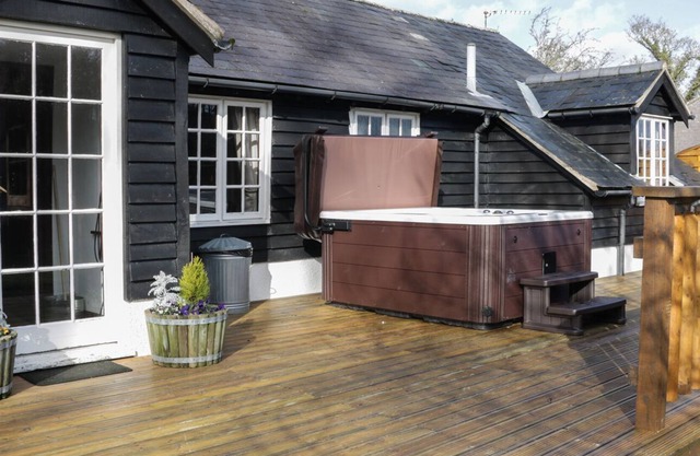 THE STABLINGS COTTAGE, pet friendly, with hot tub in Garthmyl