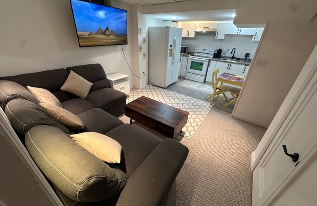 The Staycation Spot of 6ixnnCome stay in Modernised Home with all amenities