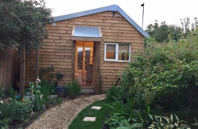 The Studio a lovely tiny house retreat in the centre of Basingstoke