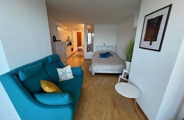 The studio is ideally located on the shores of Lake Geneva, in Saint-Gingolph. A unique location, wi