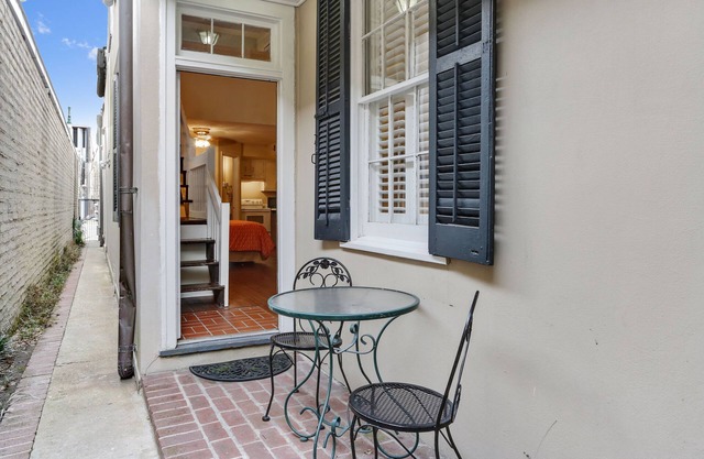 The Suite Life - 6BR, 4BA, 10 beds, sleeps 20 - Tour Discounts - French Quarter