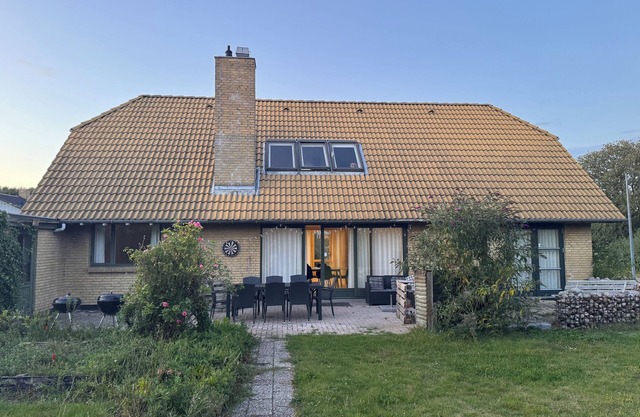 The Sunflower: 7BR, 3BA Retreat w/Garden & Parking in Munkebo