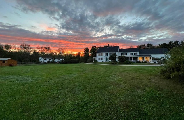The Sunroom Suite-3 spacious rooms, full kitchen 20 minutes to ocean
