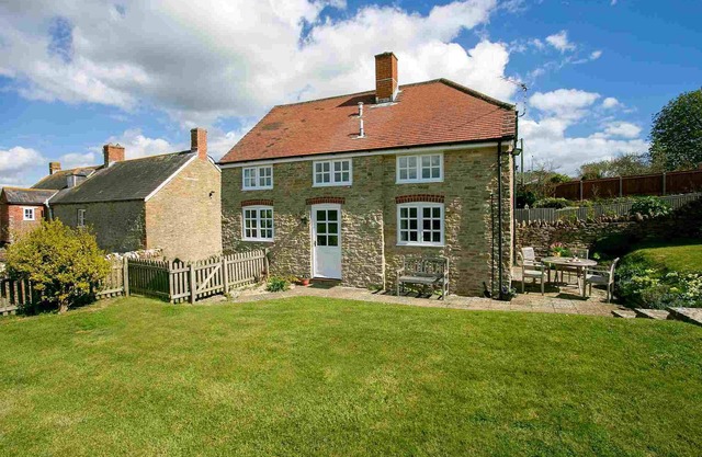 The Swallows, 2 bedroom Dorset Cottage set on working farm near the Dorset Coast