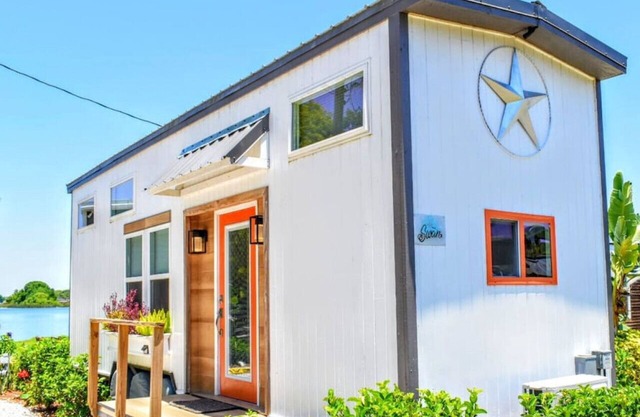 The Swan Orlando Tiny House with a lake view