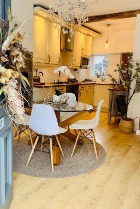 The Tenth House, Grade II Listed Georgian Town House, Wirksworth, Derbyshire, Peak District Cottage, Sleeps 4