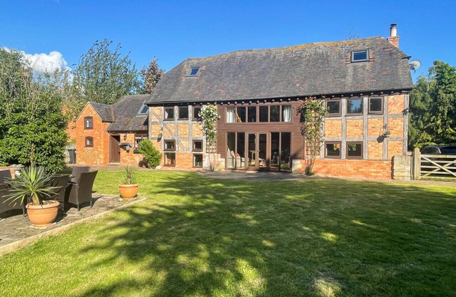 The Threshing Barn - Stunning 5 Bedroom Retreat!