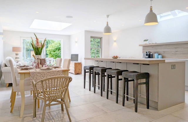The Town House - sleeps 6 guests in 3 bedrooms