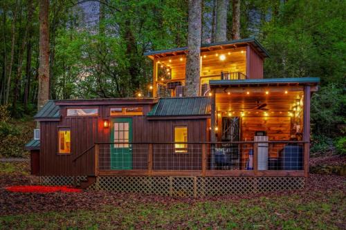 The Tree Spa, Tiny Cabin w Hot Tub in the trees