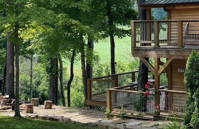 The Treehouse: Unique "Off the Grid" Cabin on the Lost River with stunning views