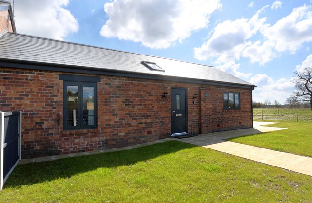 THE TYRE BARN, pet friendly, with a garden in Wem