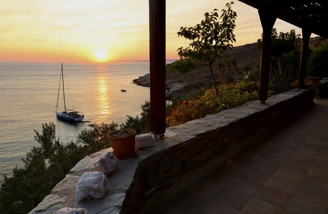 The ultimate! Aprt. dream: feet-in-the-water, quiet location, private beach