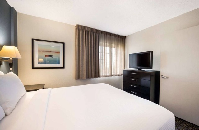 The Ultimate Getaway in Pittsburgh! 2 Modern Units, Pets Allowed, Full Kitchen!