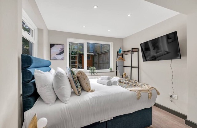 The Ultimate Hangout Spot: Modern Studio