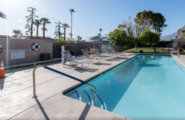 The Ultimate Palm Springs Experience! Full Kitchen, Outdoor Pool, Free Parking!