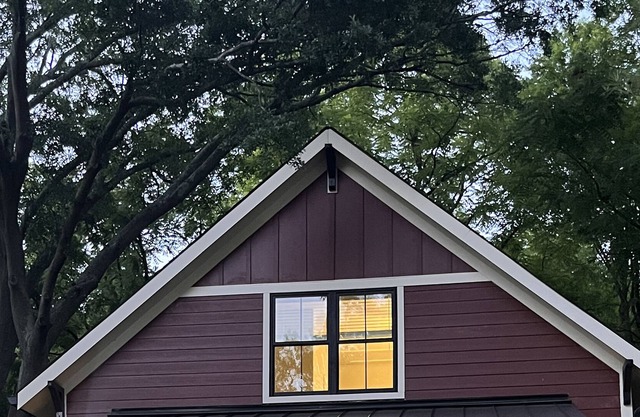 The Uptown Cottage! 5 min to uptown! INCLUDED BREAKFAST