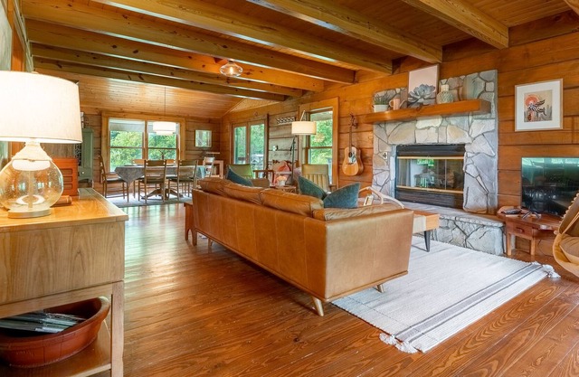 The Vester Farmhouse - Stunning Log Cabin in Tennessee Hills