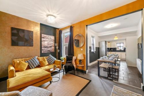 The Vibrant Shamrock Canterbury Retreat - Groups - Occasions - Hot Tub - Sleeps 14