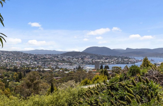 The View 2 bed unit with stunning Hobart outlook